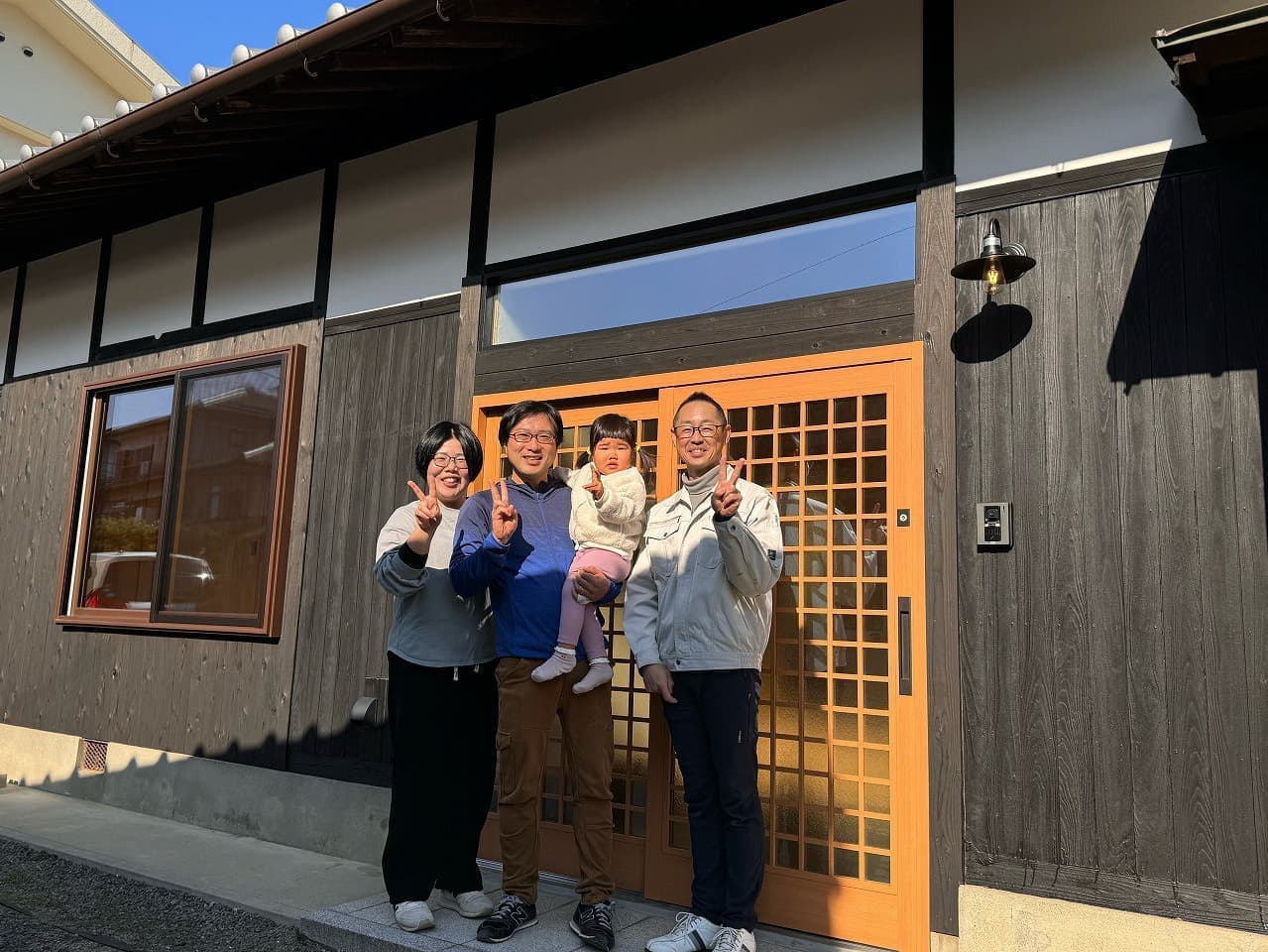 リノベーション後の玄関前、施主様との記念写真