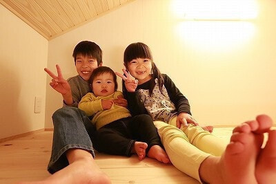 自然素材で増築した子供部屋のロフトで、笑顔で記念撮影をするお子さん。