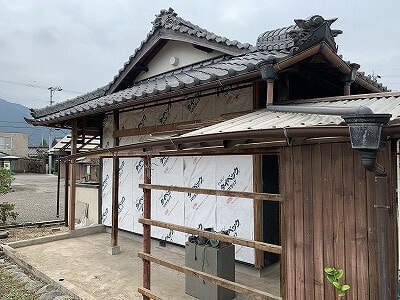 子供部屋増築工事中の外観。