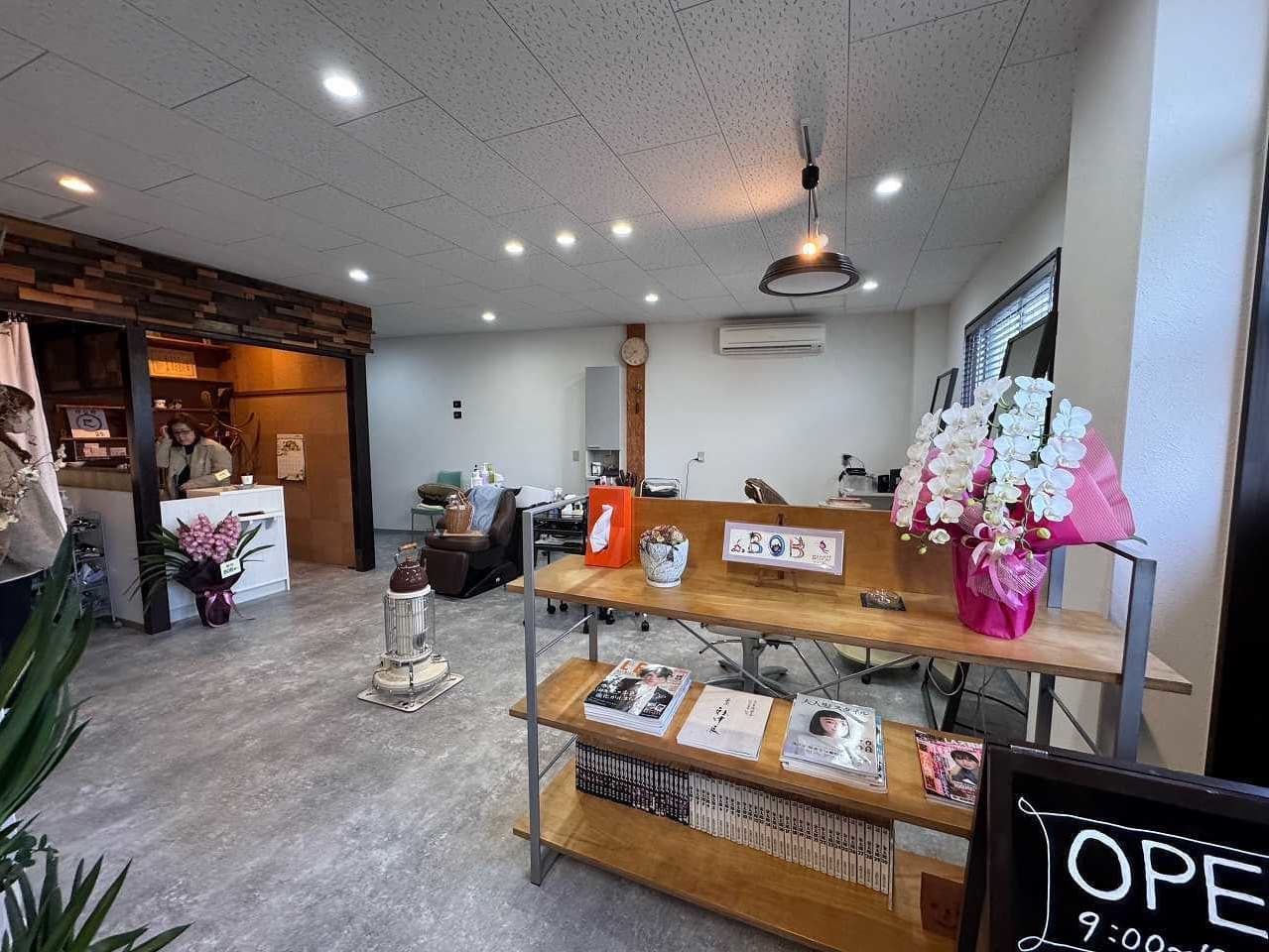 リニューアルオープンした美容室の入口から見た店内。