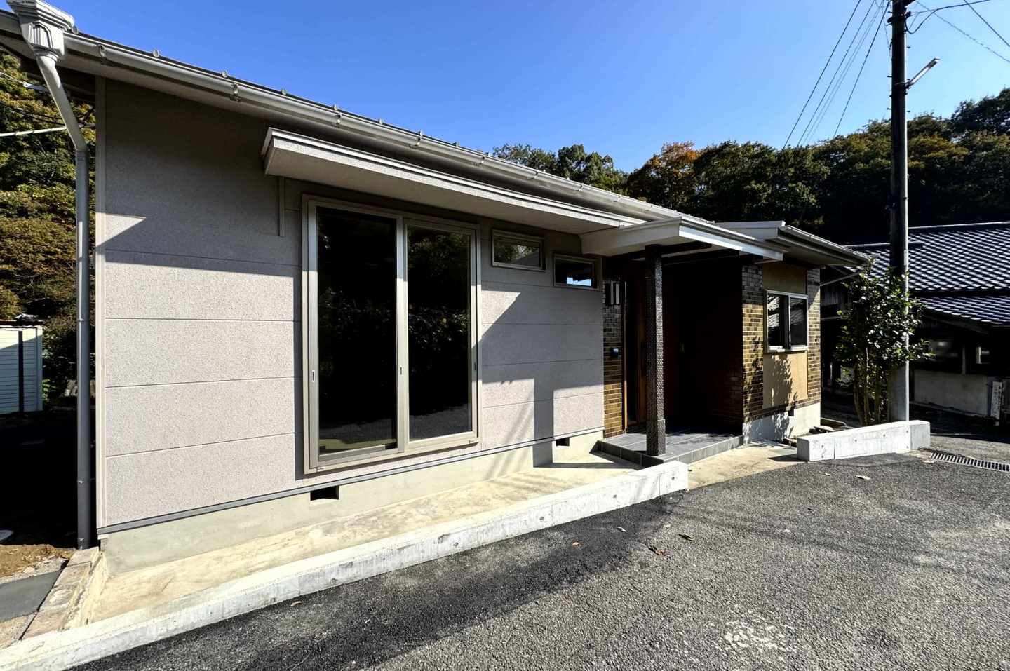 四国中央市で手がけた美容室のリノベーション事例。入口の古民家風扉が印象的。