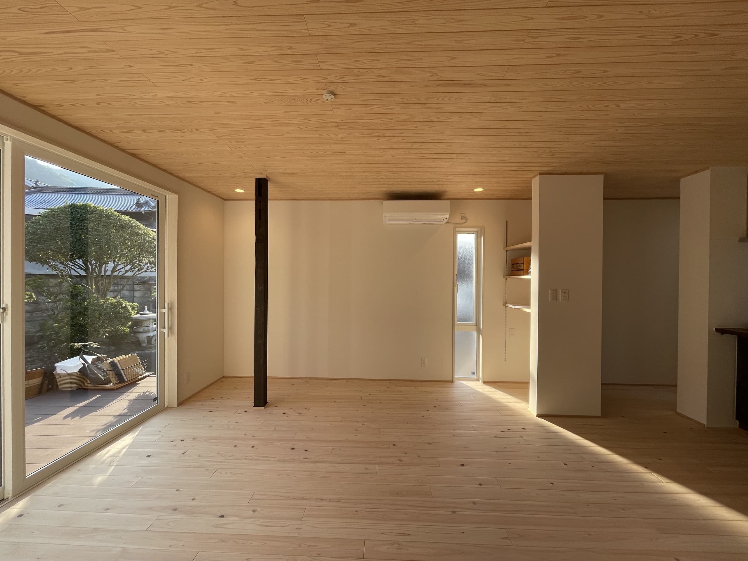 自然素材を活かした、心地よい光を感じるリビングスペース