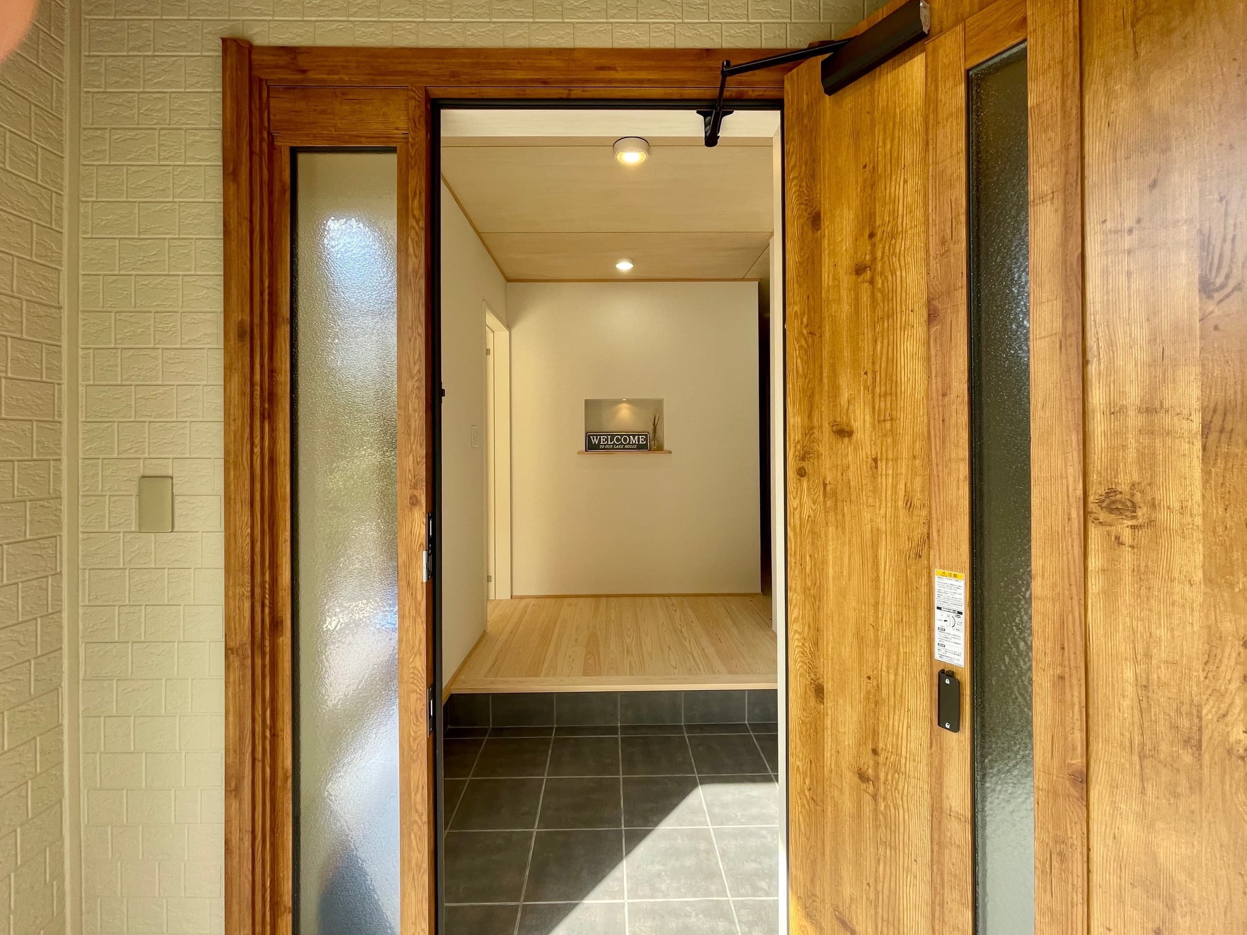 玄関を開けた正面の壁に、飾り棚として使えるニッチがあるホール