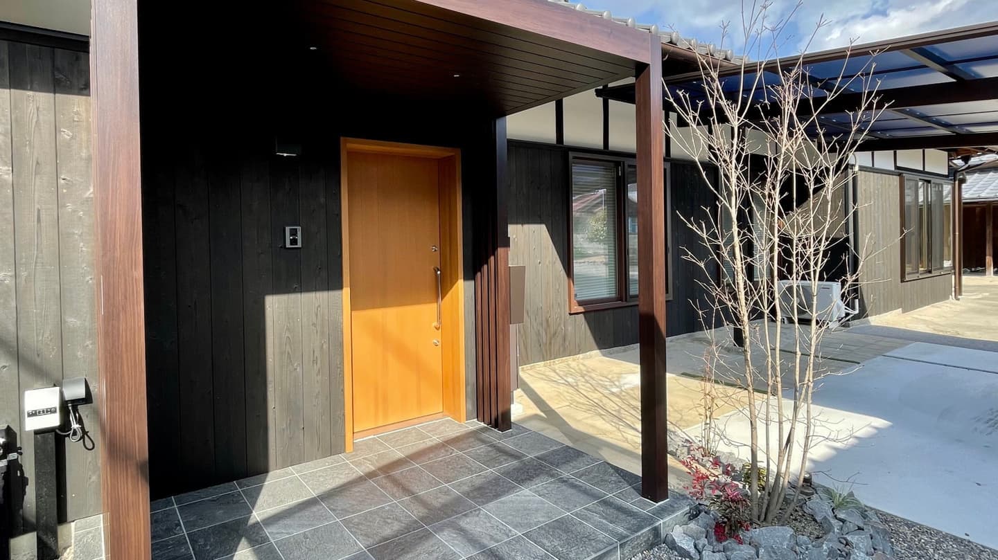 和風植栽がアクセントになった、趣ある玄関ポーチの外観