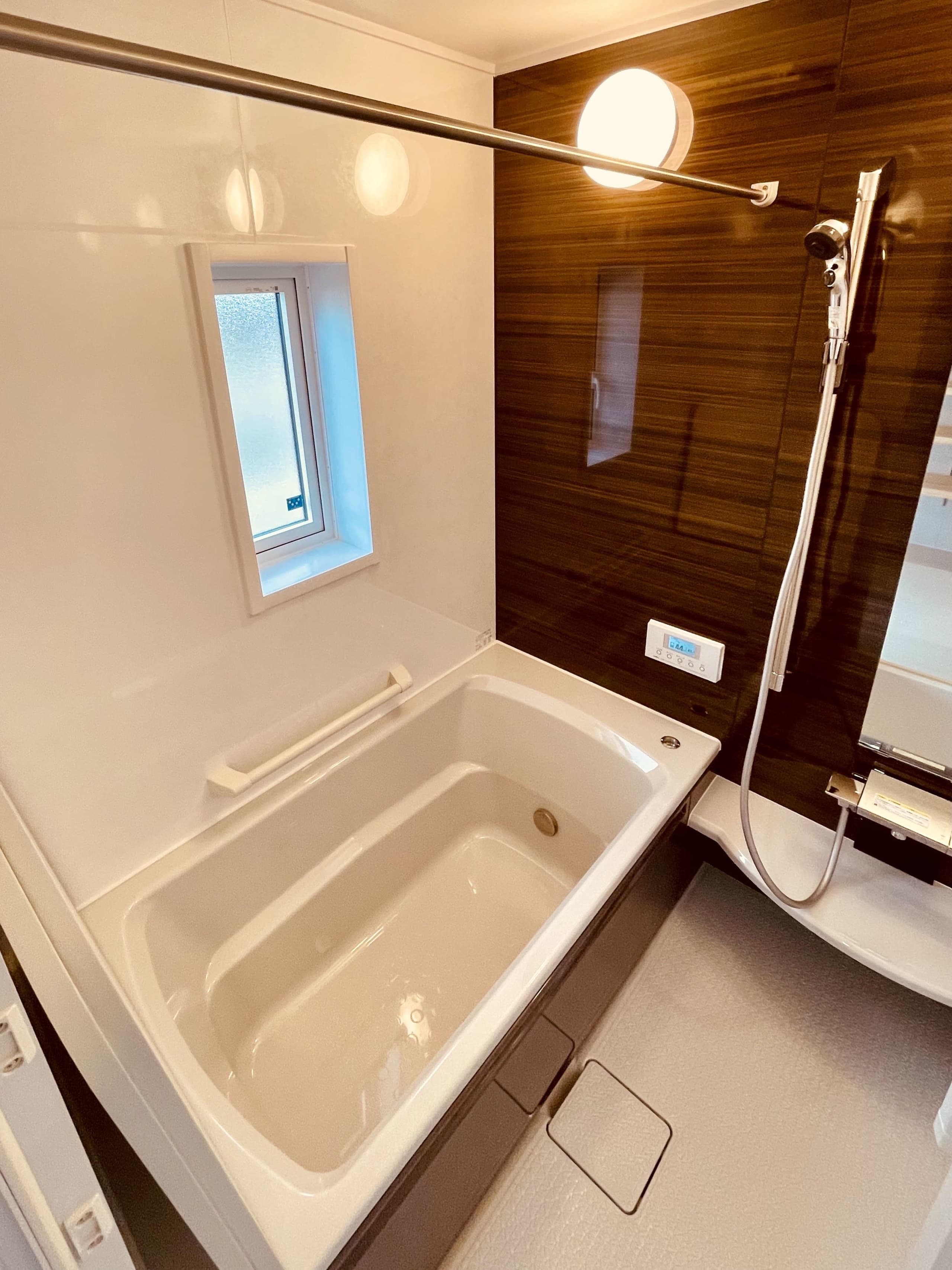 窓から自然光が差し込む、リラックスできる浴室空間