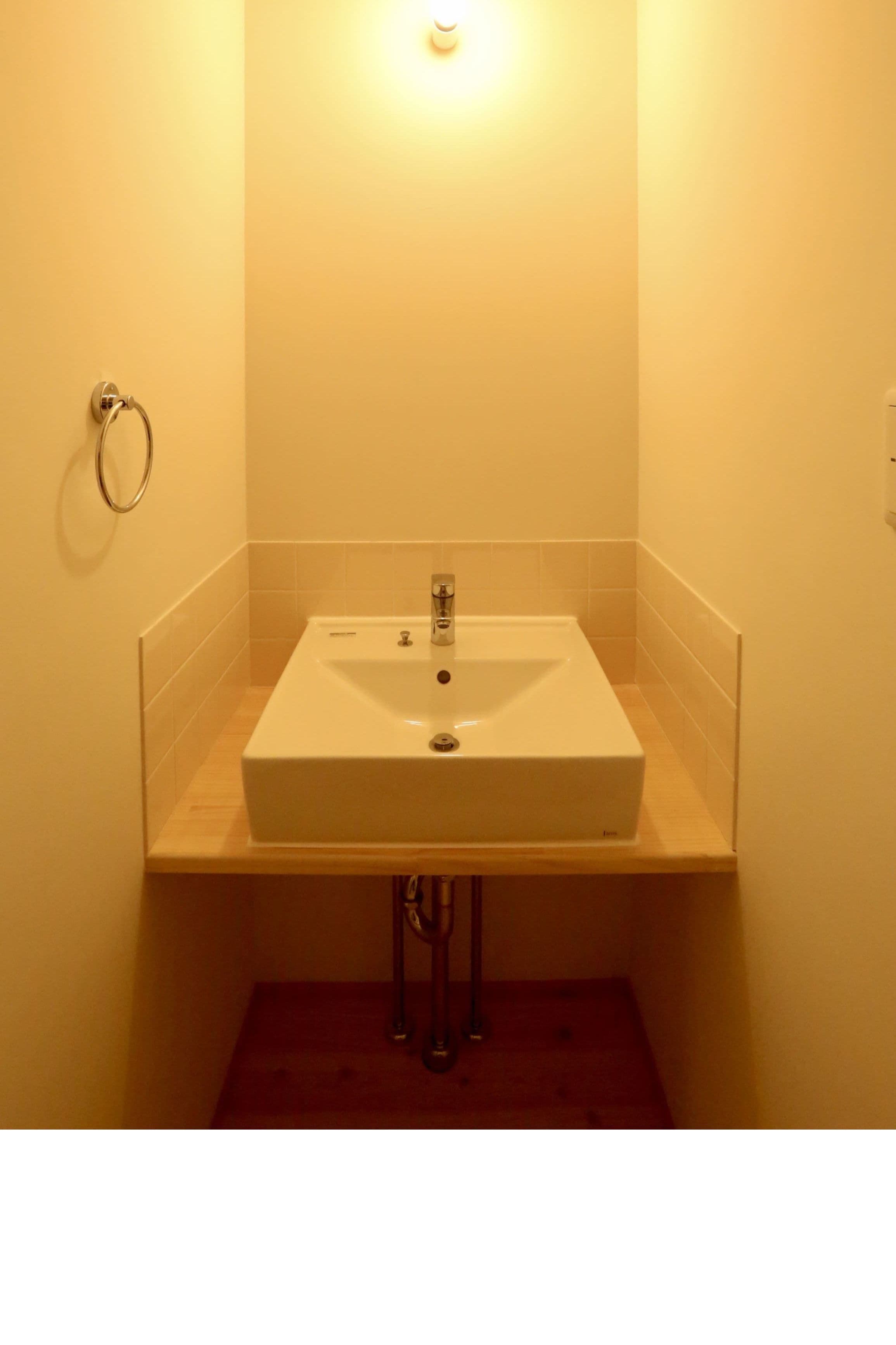 玄関隣のコンパクトな手洗い場