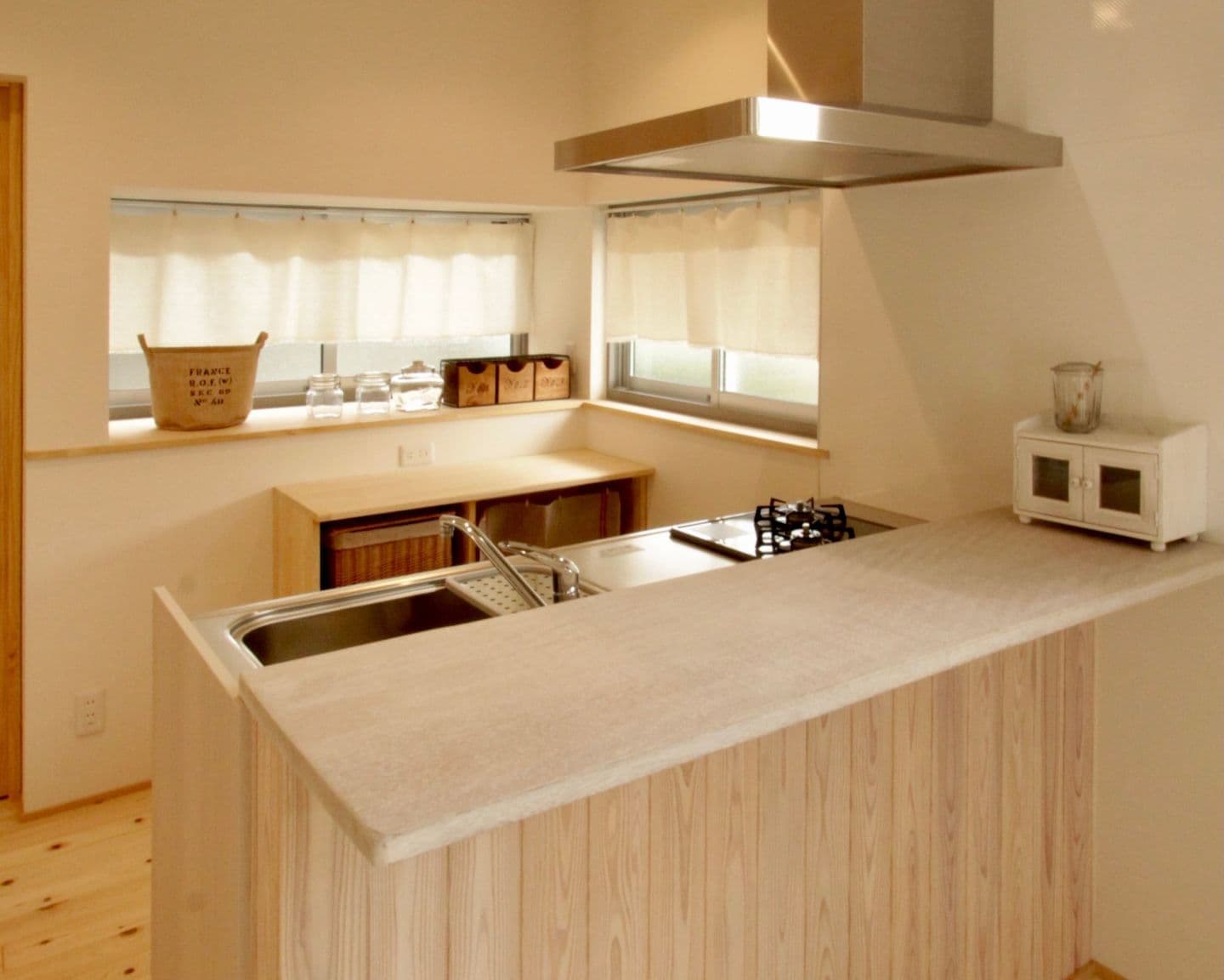 カフェのような時間が流れる、くつろぎのカウンターキッチン