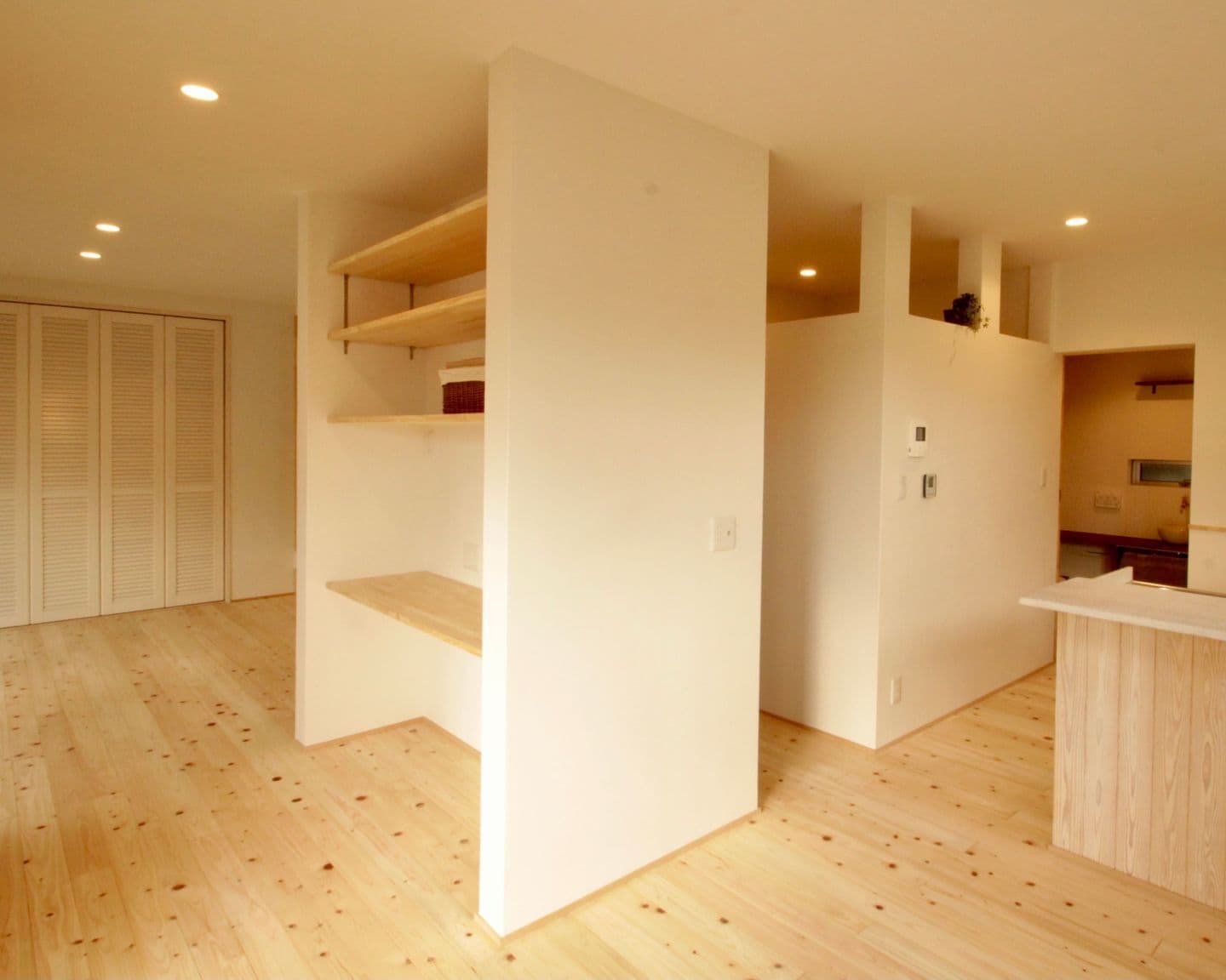 抜けない柱を活かした、機能的で心地よいワークスペース