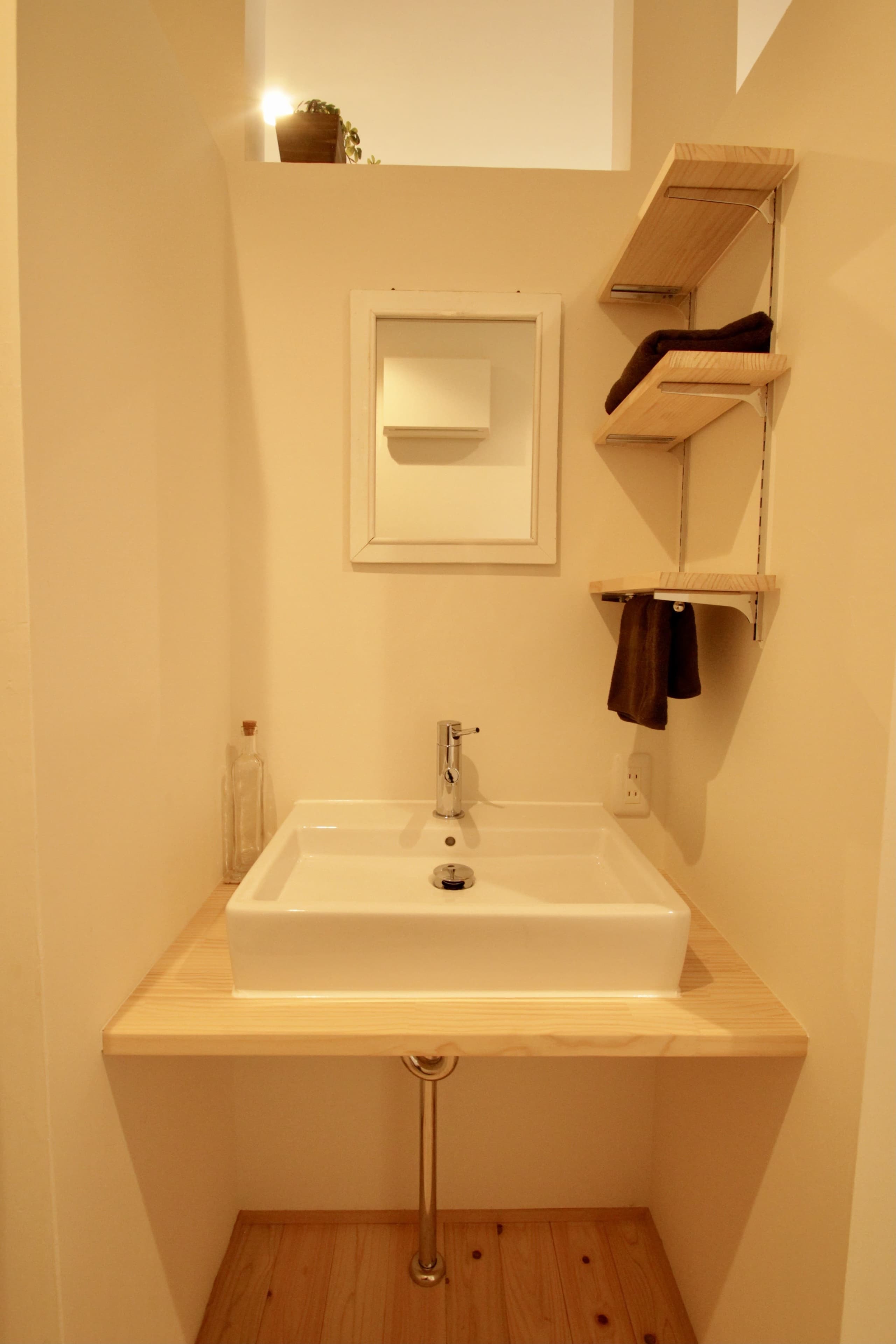 白を基調とした洗面スペース