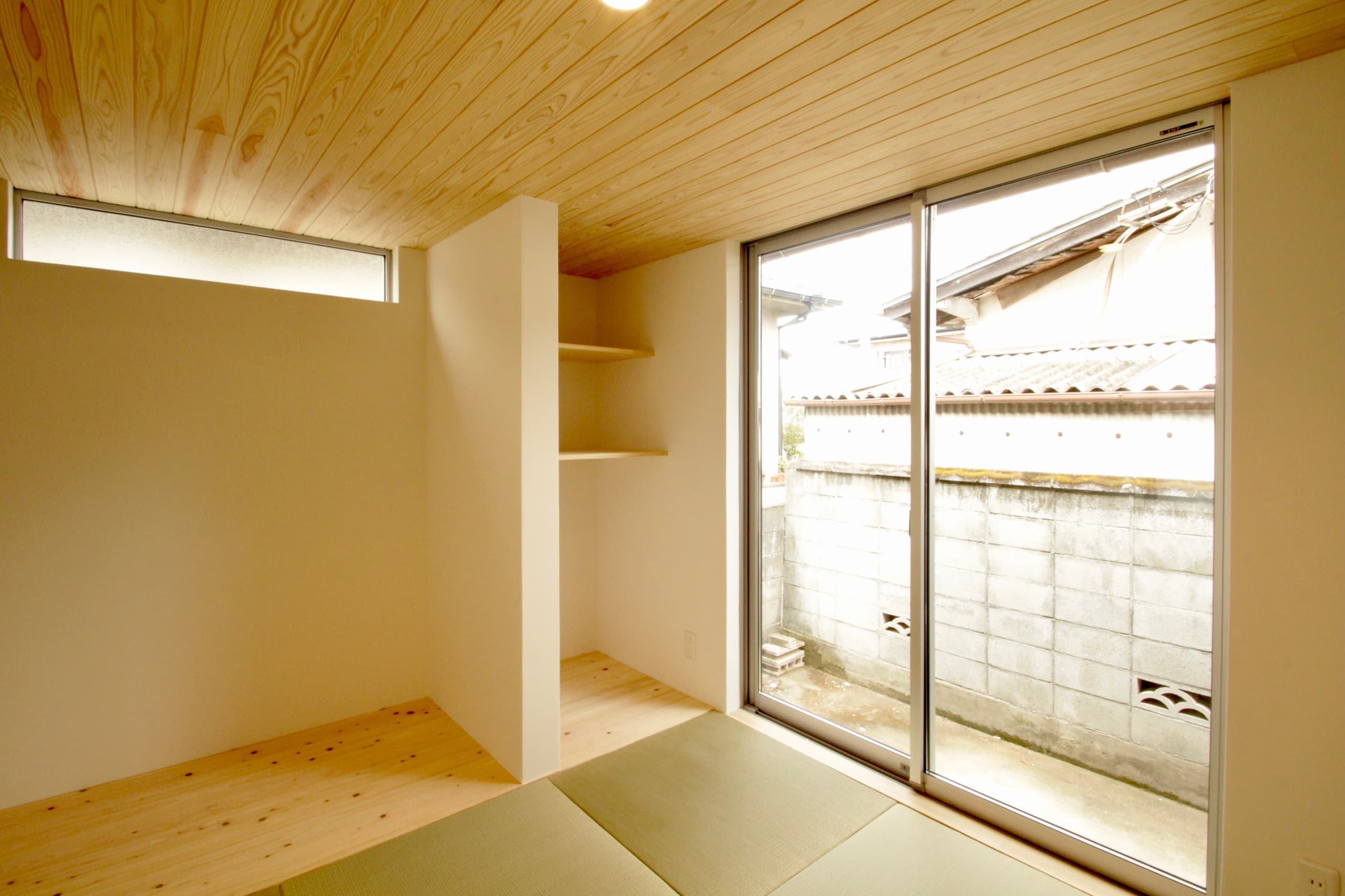 和室にあるオープンタイプの収納スペース