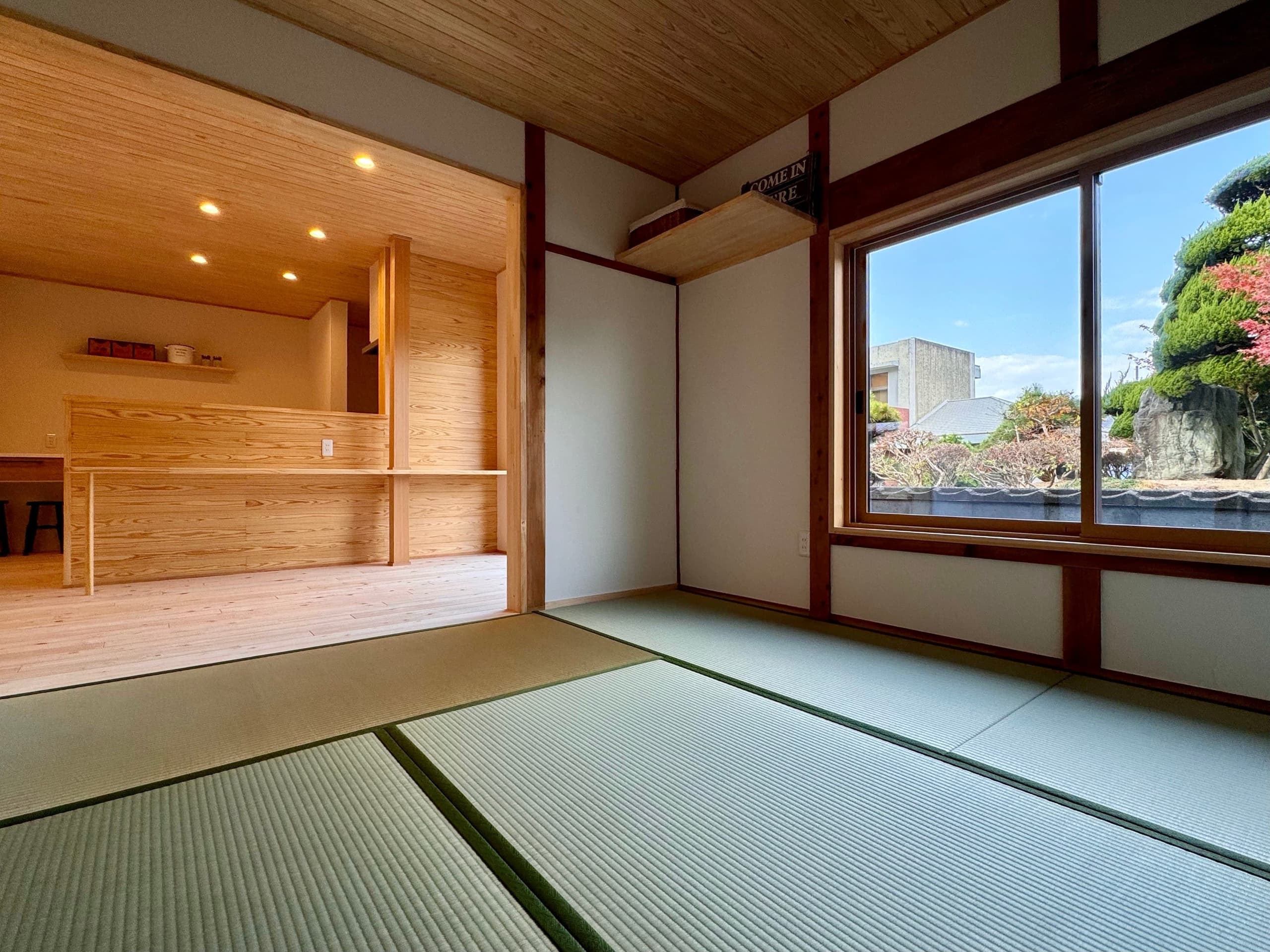 北側の窓から隣家の庭を借景にした和室