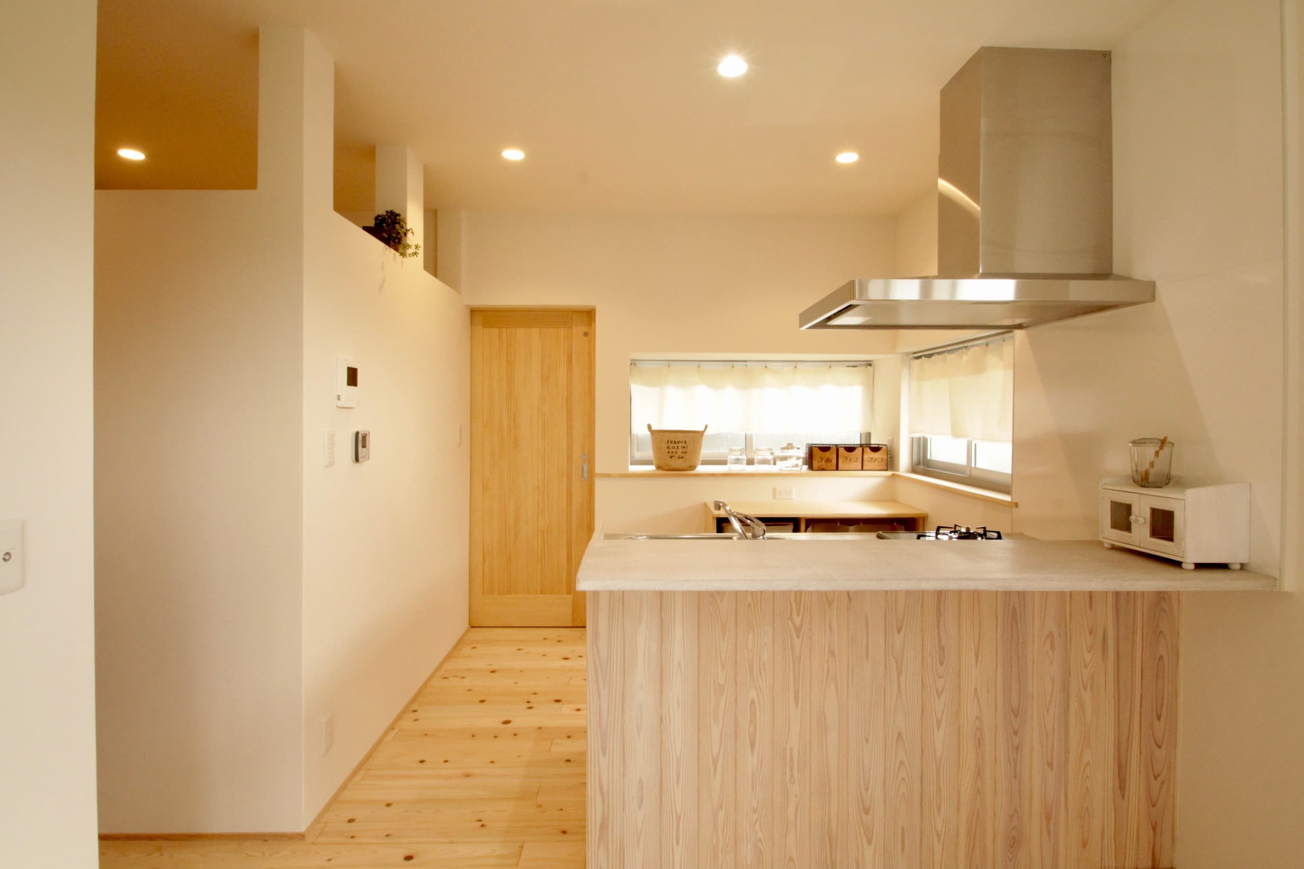 カウンターが印象的な、カフェ風キッチン