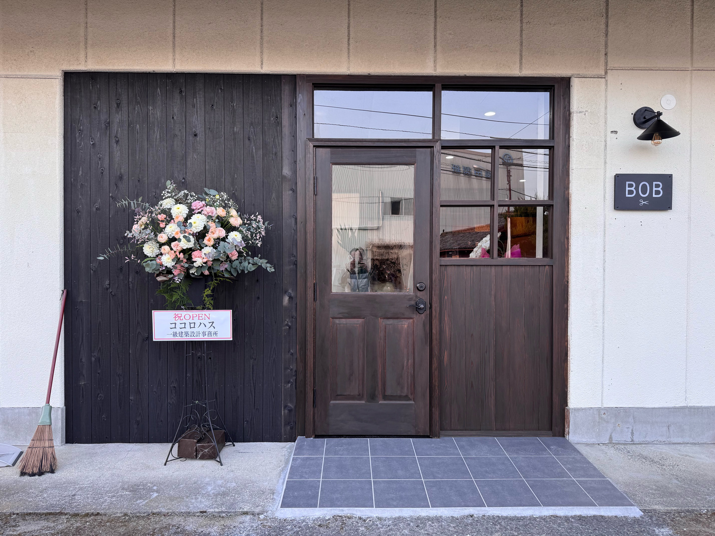 リニューアルオープンした美容室の入口から見た店内。